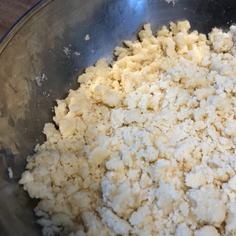 自宅で作れるcooのビスケットの作り方その2。さっくりまぜてポロポロの写真