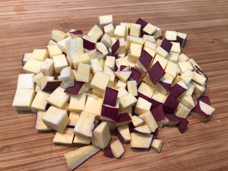 優しい甘み♪さつまいものスイートサラダの作り方その1-さつまいもをさいの目にカットの写真