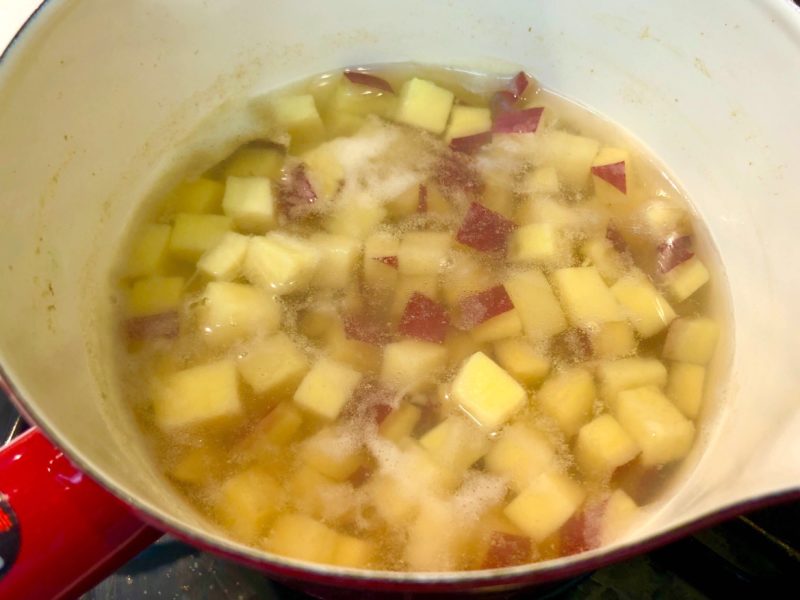 優しい甘み♪さつまいものスイートサラダの作り方その2-さつまいもを茹でるの写真2