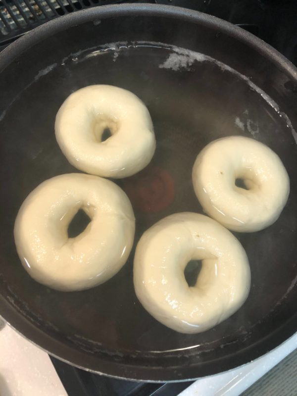 もっちり!coo自家製ベーグルの作り方ー茹でるの写真